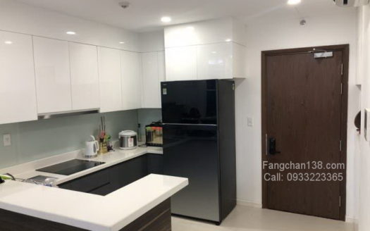 胡志明市公寓出租,很漂亮的一间 Goldview 公寓的房屋出租在胡志明市第四郡,阳台景观朝河水,靠近第一郡,滨城市场,繁荣区
