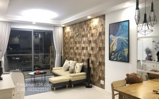 胡志明市公寓出租,很漂亮的一间 Goldview 公寓的房屋出租在胡志明市第四郡,阳台景观朝河水,靠近第一郡,滨城市场,繁荣区