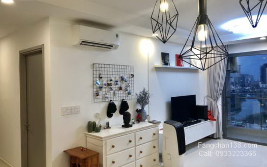 胡志明市公寓出租,很漂亮的一间 Goldview 公寓的房屋出租在胡志明市第四郡,阳台景观朝河水,靠近第一郡,滨城市场,繁荣区