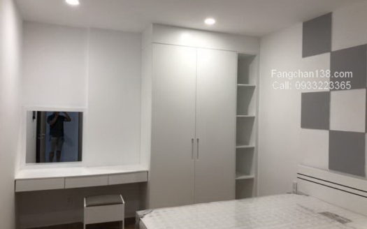 胡志明市公寓出租,很漂亮的一间 Goldview 公寓的房屋出租在胡志明市第四郡,阳台景观朝河水,靠近第一郡,滨城市场,繁荣区